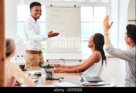 Schwarzer Mann, Präsentation und Frage für die Zusammenarbeit des Mitarbeiters im Team Hand mit Idee in Büromeeting. Afroamerikanischer Mann in Geschäftsdiskussion Stockfoto