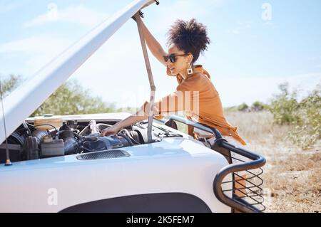 Schwarze Frau Auto Motor Problem auf der Straße Reise oder Urlaub Reise in Afrika. Mädchen Fahrer stoppen Reisen, Urlaub und Unfall Notfall Stockfoto