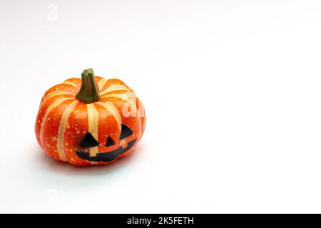 Halloween Dekorationen Konzept, erschreckend lächelnder Kürbis auf weißem Hintergrund. Stockfoto