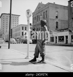 John Vachon - Galveston, Texas - Parkuhr und Anbindepfosten. Das Hotel liegt an der Straße 22., zwischen Strand und Mechanic - 1943 Stockfoto