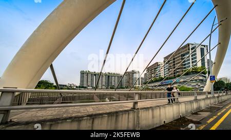 Waterway Point ist ein vorstädtisches Einkaufszentrum im Stadtzentrum von Punggol New Town, Singapur. Stockfoto