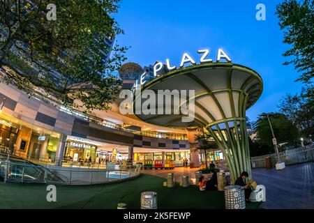 Waterway Point ist ein vorstädtisches Einkaufszentrum im Stadtzentrum von Punggol New Town, Singapur. Stockfoto