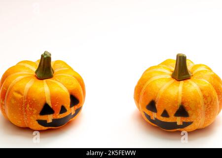 Halloween Dekorationskonzept, zwei gruselig lächelnde Kürbisse auf weißem Hintergrund. Stockfoto