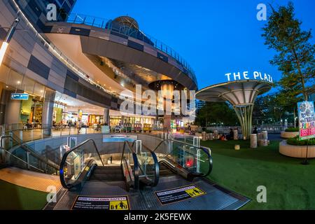 Waterway Point ist ein vorstädtisches Einkaufszentrum im Stadtzentrum von Punggol New Town, Singapur. Stockfoto