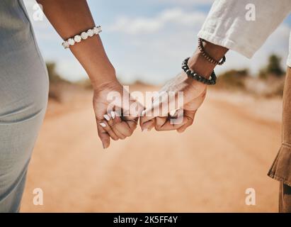 Paar gehen, versprechen und Haken Finger für Unterstützung, Vertrauen und Liebe in der Natur im Freien. Nahaufnahme Mann, Frau und verbinden rosafarbe Hände in Hoffnung, Respekt Stockfoto