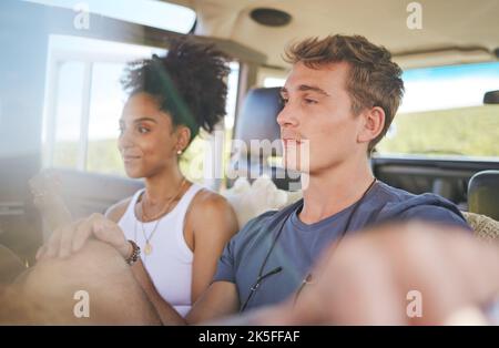 Roadtrip, Caravan und Paar auf einer Reise auf dem Land, Safari-Abenteuer, oder Reise-Urlaub und entspannen im Sommer. Junge Menschen oder Freunde in der Vielfalt Stockfoto