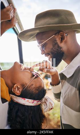 Love, happy and black couple nase touch für verspielte Road Trip Bindungsmoment in der Natur. Schwarze Frau und afrikanischer Mann in romantischer Beziehung Stockfoto