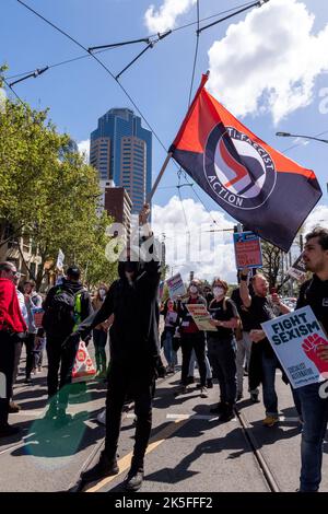 Melbourne, Australien, 8. Oktober 2022. Eine ANTIFA-Fahne bei einem Protest während Pro-Choice-Gegen-Kundgebungen, um gegen den Pro-Life-Protest zu protestieren, der heute von der Abgeordneten des Landtags Bennie Finn in der Nähe des landtags organisiert wurde. Kredit: Michael Currie/Geschwindigkeit Medien/Geschwindigkeit Medien Gutschrift: Geschwindigkeit Medien/Alamy Live Nachrichten Stockfoto