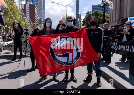 Melbourne, Australien, 8. Oktober 2022. Eine ANTIFA-Fahne bei einem Protest während Pro-Choice-Gegen-Kundgebungen, um gegen den Pro-Life-Protest zu protestieren, der heute von der Abgeordneten des Landtags Bennie Finn in der Nähe des landtags organisiert wurde. Kredit: Michael Currie/Geschwindigkeit Medien/Geschwindigkeit Medien Gutschrift: Geschwindigkeit Medien/Alamy Live Nachrichten Stockfoto