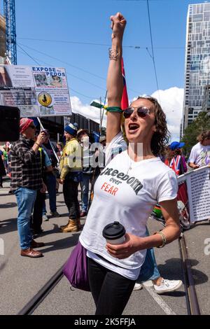 Melbourne, Australien, 8. Oktober 2022. Eine weibliche Freiheitsdemonstration während Pro-Choice-Gegen-Kundgebungen, um gegen den Pro-Life-Protest zu protestieren, der heute von der Abgeordneten des Landtags Bennie Finn in der Nähe des landtags organisiert wurde. Kredit: Michael Currie/Geschwindigkeit Medien/Geschwindigkeit Medien Gutschrift: Geschwindigkeit Medien/Alamy Live Nachrichten Stockfoto