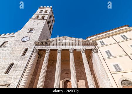 Tempel von Minerva und Torre del Popolo im historischen Zentrum von Assisi, Perugia, Italien Stockfoto