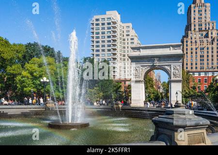 Washington Square Park, mit Touristen, Brunnen, Regenbogen im Becken und Washington Square Arch im Hintergrund, New York City, USA Stockfoto