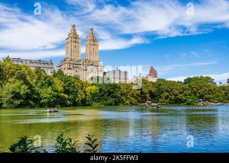 Der See im Central Park mit Boot und das San Remo Hotel im Hintergrund, Upper Manhattan, New York City, USA Stockfoto