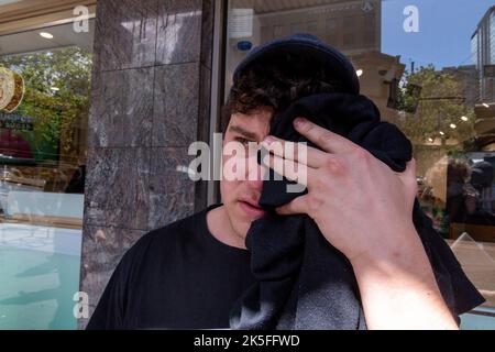 Melbourne, Australien, 8. Oktober 2022. Ein linker Protestler, nachdem er bei Pro-Choice-Gegen-Kundgebungen mit Massenkontrollspray besprüht wurde, um gegen den vom Landtagsabgeordneten Bennie Finn in der Nähe des landtags organisierten Pro-Life-Protest zu protestieren. Kredit: Michael Currie/Geschwindigkeit Medien/Geschwindigkeit Medien Gutschrift: Geschwindigkeit Medien/Alamy Live Nachrichten Stockfoto