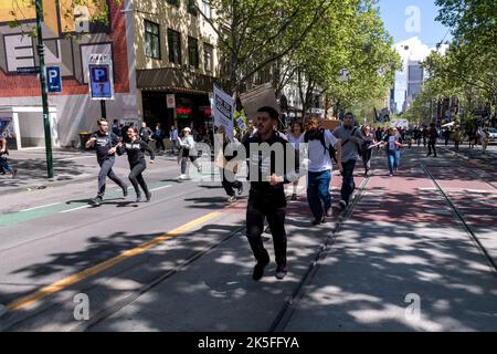 Melbourne, Australien, 8. Oktober 2022. Prochoice-Protestler treffen sich heute auf der Bourke Street während Pro-Choice-Gegenkundgebungen, um gegen den vom Abgeordneten des Landtags Bennie Finn in der Nähe des landtags organisierten Pro-Life-Protest zu protestieren. Kredit: Michael Currie/Geschwindigkeit Medien/Geschwindigkeit Medien Gutschrift: Geschwindigkeit Medien/Alamy Live Nachrichten Stockfoto