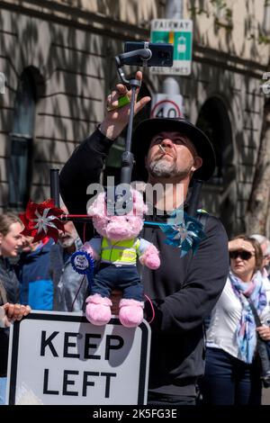 Melbourne, Australien, 8. Oktober 2022. Ein Protest filmt die Polizei während Pro-Choice-Gegen-Kundgebungen, um gegen den Pro-Life-Protest zu protestieren, der heute vom Landtagsabgeordneten Bennie Finn in der Nähe des landtags organisiert wurde. Kredit: Michael Currie/Geschwindigkeit Medien/Geschwindigkeit Medien Gutschrift: Geschwindigkeit Medien/Alamy Live Nachrichten Stockfoto