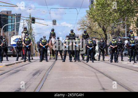 Melbourne, Australien, 8. Oktober 2022. Die Polizei blockierte die Straße während Pro-Choice-Gegen-Kundgebungen, um gegen den Protest zu protestieren, der heute vom Abgeordneten des Landtags Bennie Finn in der Nähe des landtags organisiert wurde. Kredit: Michael Currie/Geschwindigkeit Medien/Geschwindigkeit Medien Gutschrift: Geschwindigkeit Medien/Alamy Live Nachrichten Stockfoto