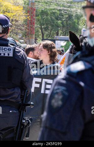 Melbourne, Australien, 8. Oktober 2022. Pro-Choice-Demonstranten bei Pro-Choice-Gegen-Kundgebungen, um gegen den Pro-Life-Protest zu protestieren, der heute vom Abgeordneten des Landtags Bennie Finn in der Nähe des landtags organisiert wurde. Kredit: Michael Currie/Geschwindigkeit Medien/Geschwindigkeit Medien Gutschrift: Geschwindigkeit Medien/Alamy Live Nachrichten Stockfoto