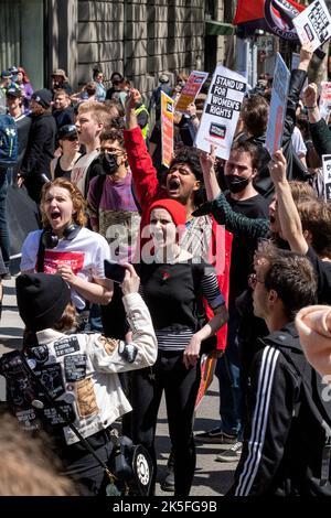 Melbourne, Australien, 8. Oktober 2022. Pro-Choice-Demonstranten bei Pro-Choice-Gegen-Kundgebungen, um gegen den Pro-Life-Protest zu protestieren, der heute vom Abgeordneten des Landtags Bennie Finn in der Nähe des landtags organisiert wurde. Kredit: Michael Currie/Geschwindigkeit Medien/Geschwindigkeit Medien Gutschrift: Geschwindigkeit Medien/Alamy Live Nachrichten Stockfoto