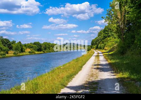 Schotterstraße entlang des Rhein-Main-Donau-Kanals (Bayern, Deutschland) Stockfoto