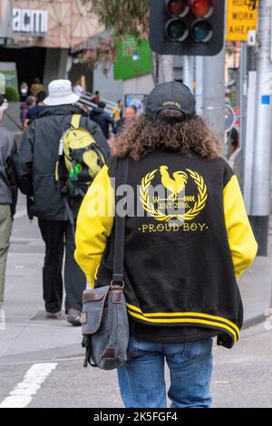 Melbourne, Australien, 8. Oktober 2022. Ein stolzer Junge in der Stadt bei Pro-Choice-Gegen-Kundgebungen, um gegen den Pro-Life-Protest zu protestieren, der heute vom Landtagsabgeordneten Bennie Finn in der Nähe des landtags organisiert wurde. Kredit: Michael Currie/Geschwindigkeit Medien/Geschwindigkeit Medien Gutschrift: Geschwindigkeit Medien/Alamy Live Nachrichten Stockfoto