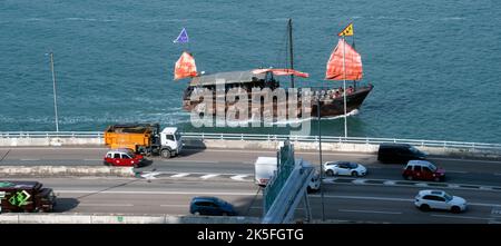 Erhöhte Autobahn und der berühmte Touristenrudel mit roten Segeln, Hongkong, China. Stockfoto