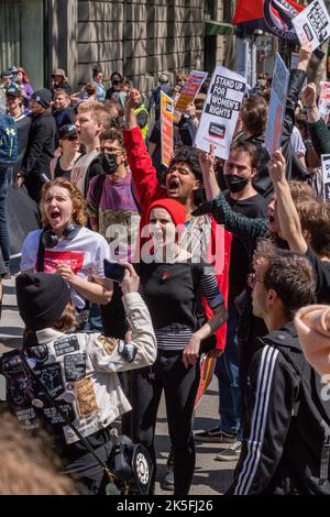 Melbourne, Australien. 08. Oktober 2022. Linke Pro-Choice-Demonstranten, die während der Gegenkundgebung in Melbourne gesehen wurden. Die Pro-Choice-Demonstranten veranstalteten heute Gegen-Kundgebungen, um gegen den Pro-Life-Protest zu protestieren, der von Bennie Finn, Mitglied des Landtags, in der Nähe des landtags organisiert wurde. Bei den Protesten gab es eine große Anzahl von Polizeiauftritten, die Straßen waren blockiert und die Spannungen waren hoch. Kredit: SOPA Images Limited/Alamy Live Nachrichten Stockfoto