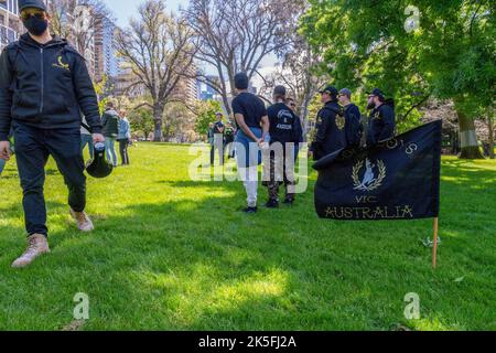 Melbourne, Australien. 08. Oktober 2022. Proud Boys bei einem Protesten im Profileben in Melbourne. Die Pro-Choice-Demonstranten veranstalteten heute Gegen-Kundgebungen, um gegen den Pro-Life-Protest zu protestieren, der von Bennie Finn, Mitglied des Landtags, in der Nähe des landtags organisiert wurde. Bei den Protesten gab es eine große Anzahl von Polizeiauftritten, die Straßen waren blockiert und die Spannungen waren hoch. Kredit: SOPA Images Limited/Alamy Live Nachrichten Stockfoto