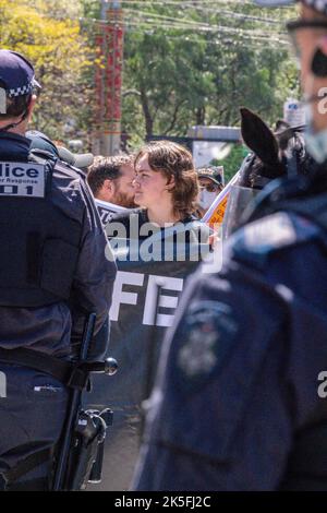 Melbourne, Australien. 08. Oktober 2022. Linke Pro-Choice-Demonstranten, die während der Gegenkundgebung in Melbourne gesehen wurden. Die Pro-Choice-Demonstranten veranstalteten heute Gegen-Kundgebungen, um gegen den Pro-Life-Protest zu protestieren, der von Bennie Finn, Mitglied des Landtags, in der Nähe des landtags organisiert wurde. Bei den Protesten gab es eine große Anzahl von Polizeiauftritten, die Straßen waren blockiert und die Spannungen waren hoch. Kredit: SOPA Images Limited/Alamy Live Nachrichten Stockfoto