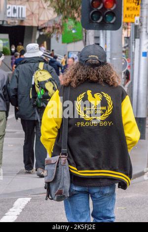 Melbourne, Australien. 08. Oktober 2022. Ein Demonstrator, der eine stolze Jungen-Jacke auf den Straßen von Melbourne trägt. Die Pro-Choice-Demonstranten veranstalteten heute Gegen-Kundgebungen, um gegen den Pro-Life-Protest zu protestieren, der von Bennie Finn, Mitglied des Landtags, in der Nähe des landtags organisiert wurde. Bei den Protesten gab es eine große Anzahl von Polizeiauftritten, die Straßen waren blockiert und die Spannungen waren hoch. Kredit: SOPA Images Limited/Alamy Live Nachrichten Stockfoto