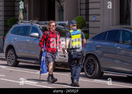 Melbourne, Australien. 08. Oktober 2022. Während der Kundgebung in Melbourne wird ein Pro-Life-Protestler von der Polizei verhört. Die Pro-Choice-Demonstranten veranstalteten heute Gegen-Kundgebungen, um gegen den Pro-Life-Protest zu protestieren, der von Bennie Finn, Mitglied des Landtags, in der Nähe des landtags organisiert wurde. Bei den Protesten gab es eine große Anzahl von Polizeiauftritten, die Straßen waren blockiert und die Spannungen waren hoch. Kredit: SOPA Images Limited/Alamy Live Nachrichten Stockfoto