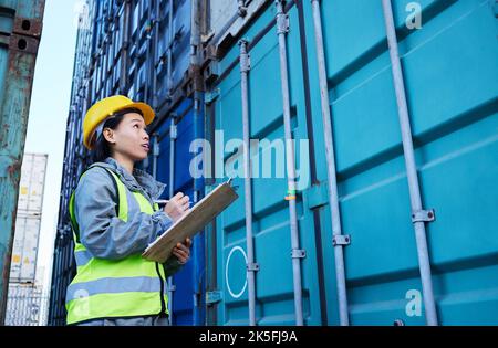 Lagerung Versandcontainer, Frachtarbeiter und logistische Frau mit Daten. Bau und Lagerlogistik Asian Manager Planung, Schreiben und Stockfoto