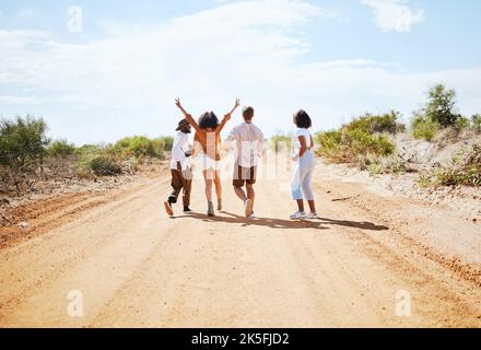 Freiheit, Wüste und Freunde wandern in der Natur auf einem Roadtrip Urlaub auf dem Land. Reisen, glücklich und eine Gruppe von Menschen auf der Außenseite Schmutz Stockfoto