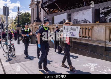 Melbourne, Australien. 08. Oktober 2022. Ein Pro-Life-Protestler wird von der Polizei in Melbourne, Australien, im Oktober 2022 entfernt. Die Pro-Choice-Demonstranten veranstalteten heute Gegen-Kundgebungen, um gegen den Pro-Life-Protest zu protestieren, der von Bennie Finn, Mitglied des Landtags, in der Nähe des landtags organisiert wurde. Bei den Protesten gab es eine große Anzahl von Polizeiauftritten, die Straßen waren blockiert und die Spannungen waren hoch. (Foto von Michael Currie/SOPA Images/Sipa USA) Quelle: SIPA USA/Alamy Live News Stockfoto