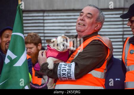 London, England, Großbritannien. 8. Oktober 2022. Ein Hund schließt sich der RMT-Streiklinie vor dem Bahnhof Euston an, während Bahnarbeiter weitere Streikposten über die Bezahlung führen. Kredit: ZUMA Press, Inc./Alamy Live Nachrichten Stockfoto