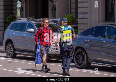 Melbourne, Australien. 08. Oktober 2022. Während der Kundgebung in Melbourne wird ein Pro-Life-Protestler von der Polizei verhört. Die Pro-Choice-Demonstranten veranstalteten heute Gegen-Kundgebungen, um gegen den Pro-Life-Protest zu protestieren, der von Bennie Finn, Mitglied des Landtags, in der Nähe des landtags organisiert wurde. Bei den Protesten gab es eine große Anzahl von Polizeiauftritten, die Straßen waren blockiert und die Spannungen waren hoch. (Foto von Michael Currie/SOPA Images/Sipa USA) Quelle: SIPA USA/Alamy Live News Stockfoto