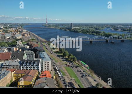 Panorama der Stahlbogenbrücke in Riga Hauptstadt von Lettland, einem der baltischen Staaten Stockfoto