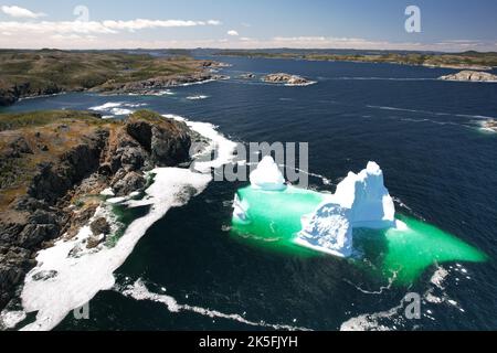 Eine Luftaufnahme eines Eisbergs vor der Küste von Neufundland Stockfoto