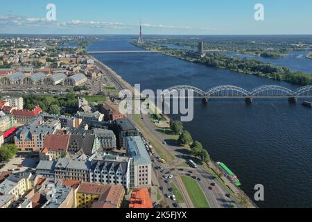 Eisenbahn-Brücke über die Daugava in Riga Stockfoto