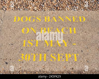 Hinweis „Hunde sind am Strand vom 1.. Mai bis 30.. September verboten“ am Rande des Stomne-Strandes in Whitstable, Kent, Großbritannien. Stockfoto