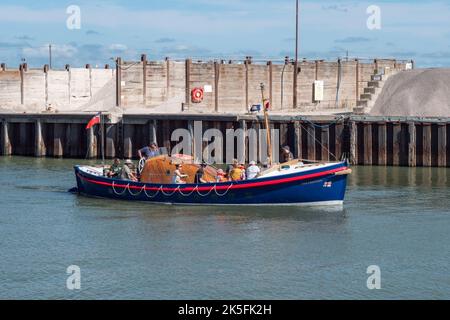 Ein Whitstable Vintage Lifeboat Trips-Ausflugsboot („The Chieftain“) in Whitstable Harbour, Whitstable, Kent, Großbritannien. Stockfoto