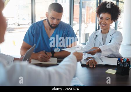 Doktoren Meeting und Krankenhaus Planung Dokument für Gesundheitseinrichtung Strategie und Kommunikation. Professionelle Medicare Vorschlag für die medizinische Karriere Stockfoto