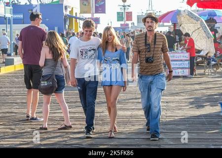 Die Menschen genießen einen sonnigen Tag am berühmten Santa Monica Pier am pazifikstrand in Santa Monica, Los Angeles, CA, USA Stockfoto
