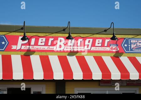 Restaurantschilder am Santa Monica Pier in Los Angeles, CA Stockfoto