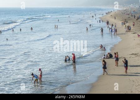 Der Santa Monica State Beach, der vom Santa Monica Pier aus gesehen wird, ist ein berühmter Strand an der pazifikküste in Los Angeles, CA, USA Stockfoto