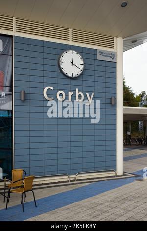 Corby Bahnhof Schild und Uhr Stockfoto