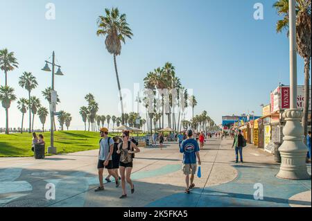 Die Menschen genießen einen sonnigen Tag am berühmten Venice Beach am pazifikstrand in Venice, Los Angeles, CA, USA Stockfoto