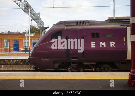 Dieselmotor der East Midlands Railway 222001 am Bahnhof Kettering Stockfoto