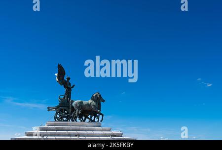 Statue der Göttin Victoria auf Quadrigas, das Victor Emmanuel II Monument (Altare della Patria oder Hochzeitskuchen), Rom, Italien Stockfoto