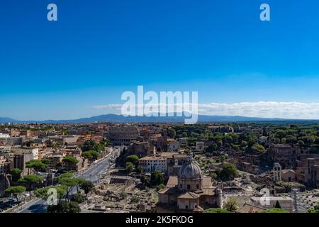 Panoramablick auf Rom mit dem Kolosseum und Forum Romanum unter blauem Himmel Stockfoto